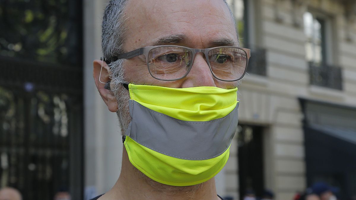 Uomo con mascherina stile gilet gialli durante una manifestazione a Parigi nel settembre 2020