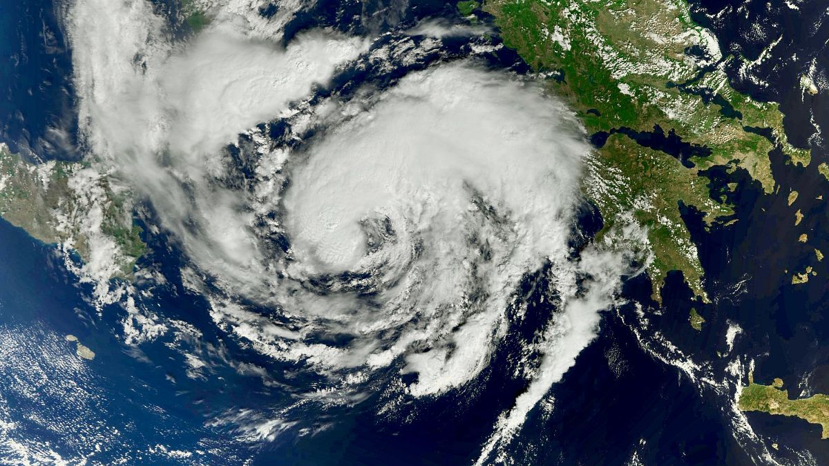 Una imagen de satélite muestra al ciclón Ianos acercándose a Grecia 