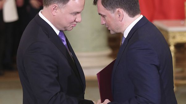 Polens Präsident Andrzej Duda schüttelt Hände mit Justizminister Zbigniew Ziobro in Warschau, Polen, 15.11.2019 Polens Präsident Andrzej Duda schüttelt Hände mit Justizminister Zbigniew Ziobro in Warschau, Polen, 15.11.2019