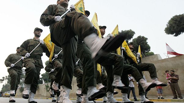 İsrail'le savaşta hayatını kaybeden Hizbullah üyeleri için kurulan yeni mezarın açılış töreninde yürüyen örgüt üyeleri (arşiv) İsrail'le savaşta hayatını kaybeden Hizbullah üyeleri için kurulan yeni mezarın açılış töreninde yürüyen örgüt üyeleri (arşiv)