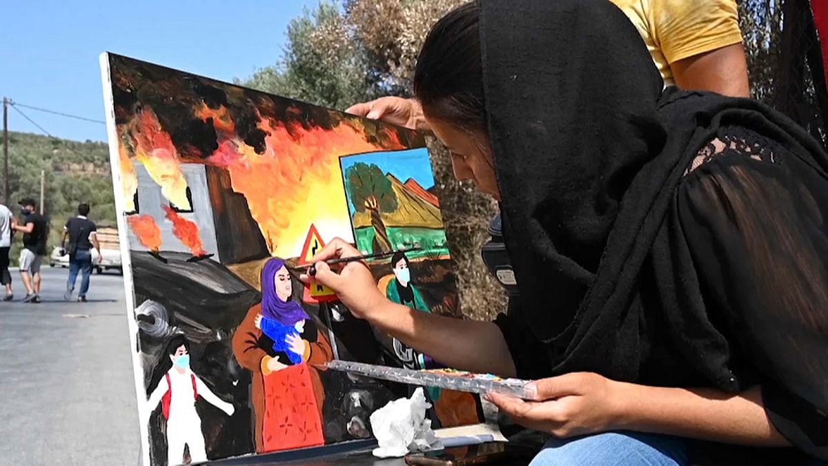 لاجئة أفغانية ترسم ذكريات عاشتها خلال حريق طال مخيمات اللاجئين
