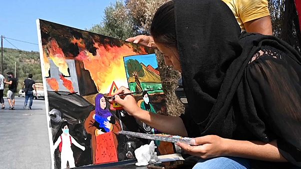 لاجئة أفغانية ترسم ذكريات عاشتها خلال حريق طال مخيمات اللاجئين لاجئة أفغانية ترسم ذكريات عاشتها خلال حريق طال مخيمات اللاجئين