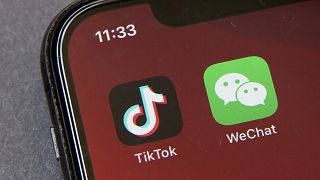 Çin menşeli TikTok ve WeChat uygulaması amblemlerinin bulunduğu bir telefon (arşiv)