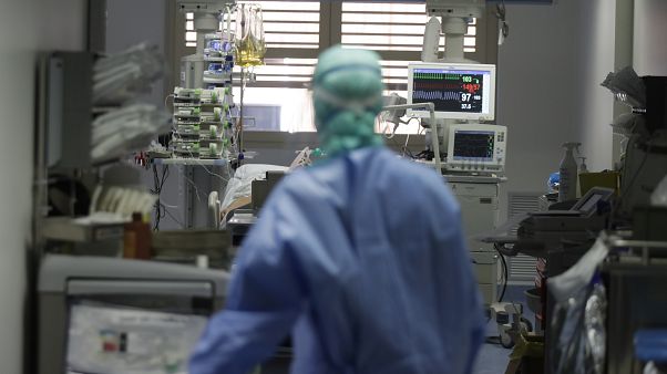İtalya'da Covid-19 hastasıyla ilgilenen bir doktor (arşiv) İtalya'da Covid-19 hastasıyla ilgilenen bir doktor (arşiv)