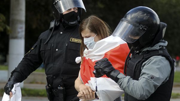 Belarus'ta düzenlenen protesto sırasında gözaltına alınan bir kadın eylemci Belarus'ta düzenlenen protesto sırasında gözaltına alınan bir kadın eylemci