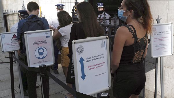 Países europeus apertam medidas para travar avanço da Covid-19 Países europeus apertam medidas para travar avanço da Covid-19
