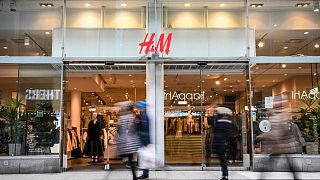 H&M mağazası insan hakları ihlalleri sebebiyle Çin'den pamuk alımını durdurdu.