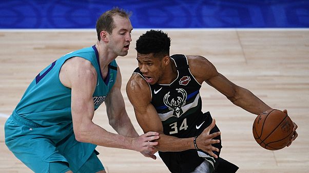Nijerya asıllı Yunan basketbolcu Giannis Antetokounmpo NBA tarihine geçti (sağda) Nijerya asıllı Yunan basketbolcu Giannis Antetokounmpo NBA tarihine geçti (sağda)