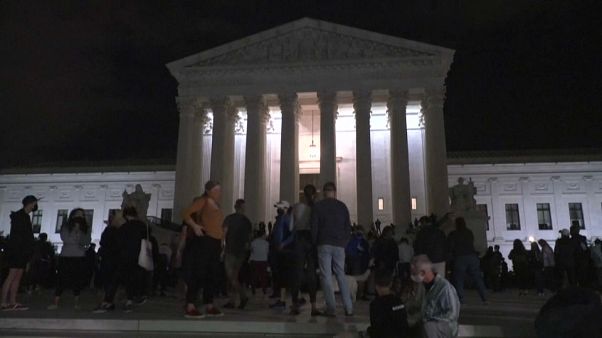 Ciudadanos frente a la Corte Suprema rinden homenaje a Ruth Bader Ginsburg Ciudadanos frente a la Corte Suprema rinden homenaje a Ruth Bader Ginsburg