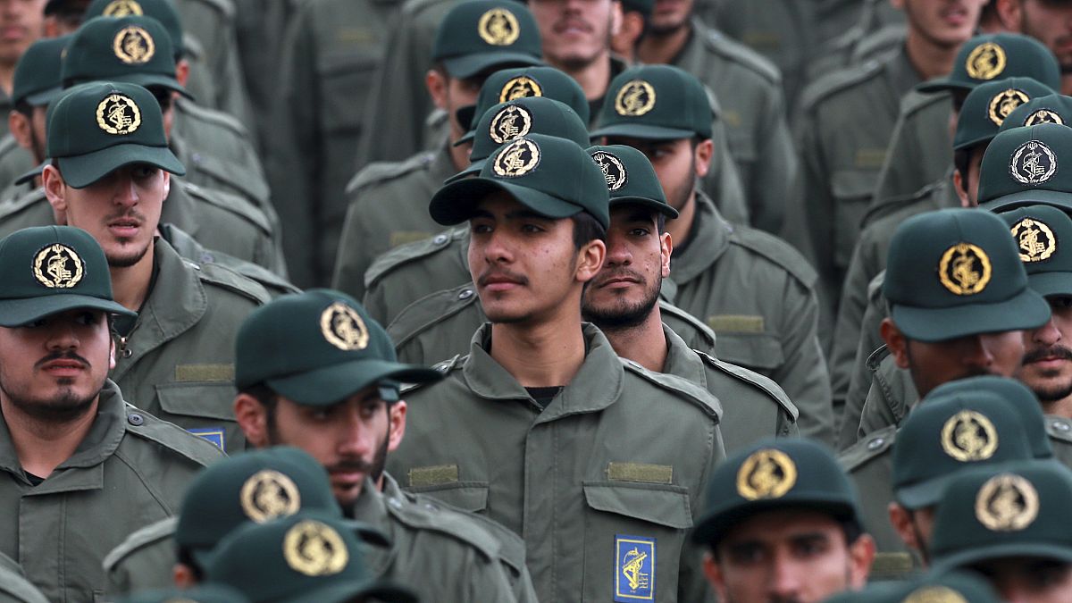 عناصر من الحرس الثوري يحتفلون بذكرى مرور 40 عاماً على قيام الجمهورية الإسلامية 