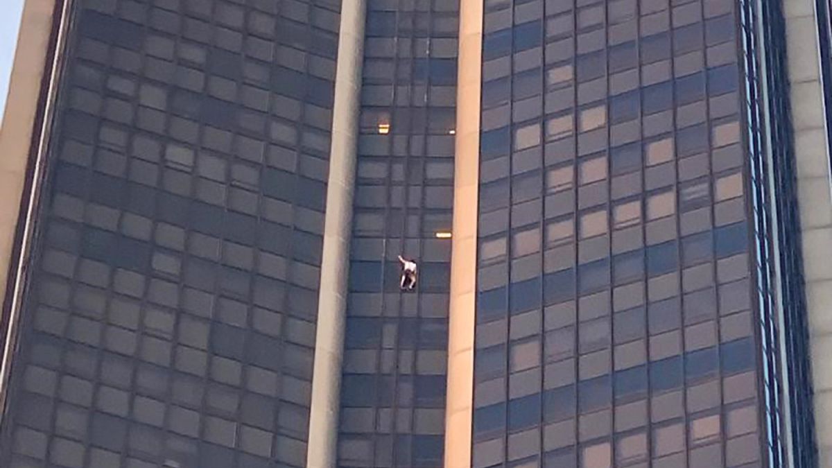 صعود مرد ناشناس از بلندترین ساختمان پاریس