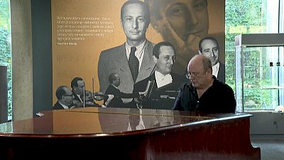 Andrzej Szpilman tocando el famoso piano de su padre