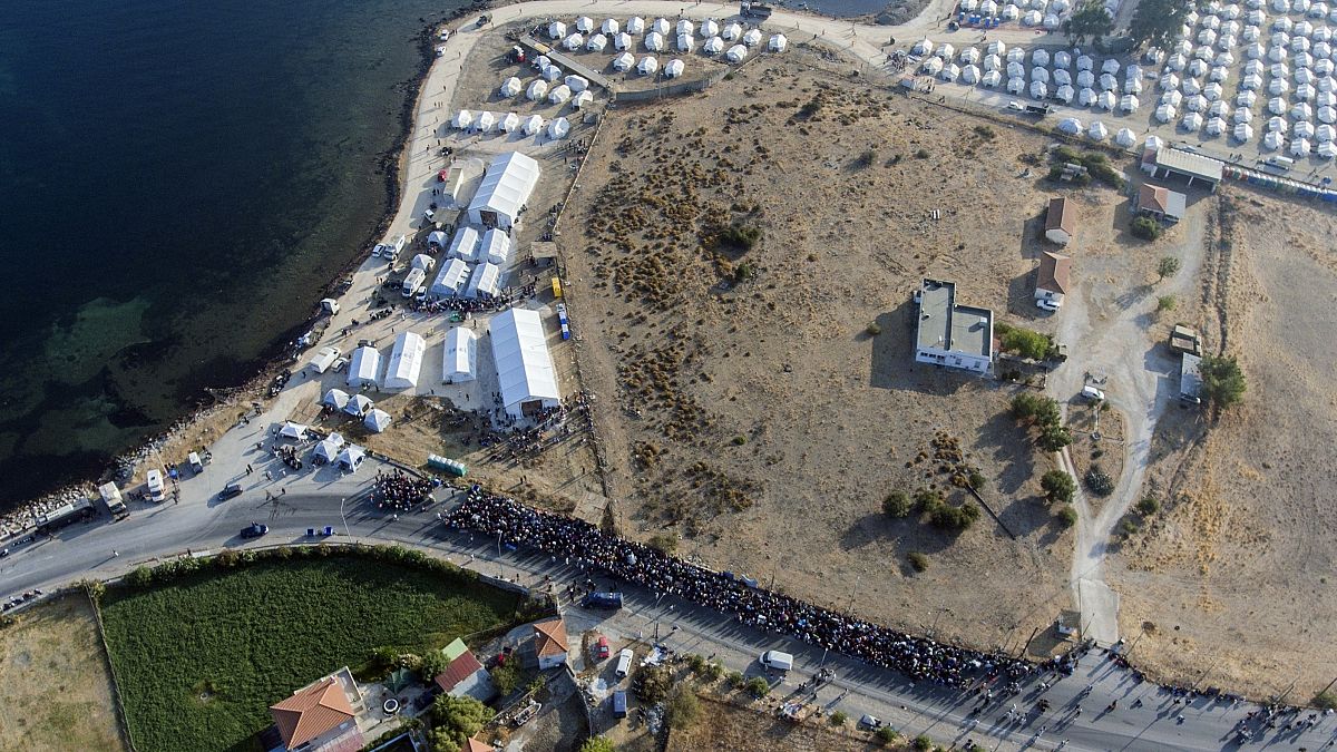 مهاجران در صف ورود به اردوگاهی جدید در جزیره لسبوس یونان هستند