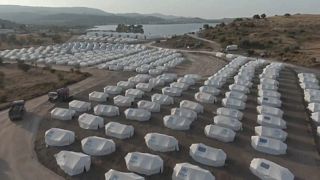 مخيم جديد للاجئين أقامته السلطات اليونانية في ميدان رماية سابق يقع على بعد ثلاثة كيلومترات من ميناء ميتيليني، مركز جزيرة لسبوس.