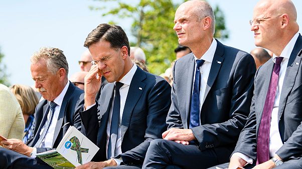 Hollanda Adalet Bakanı Grapperhaus'a sosyal mesafe kurallarını ihlal ettiği gerekçesiyle para cezası kesildi Hollanda Adalet Bakanı Grapperhaus'a sosyal mesafe kurallarını ihlal ettiği gerekçesiyle para cezası kesildi