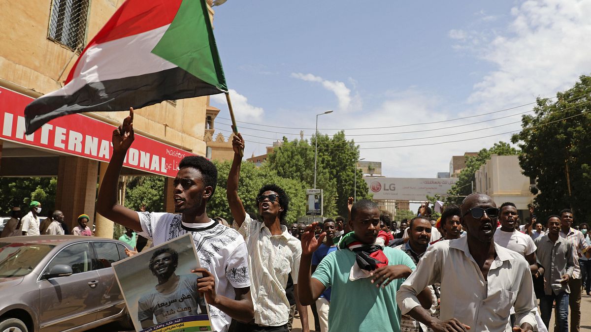 متظاهرون في الخرطوم يطالون بإجراء إصلاحات ومحاربة الفساد 