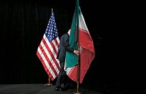 پرچم ایران و آمریکا در جریان مذاکرات هسته‌ای سال ۲۰۱۵