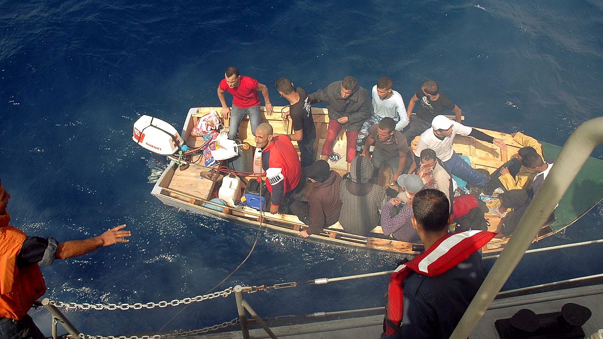 صورة من الأرشيف، إنقاذ مهاجرين غير شرعيين على متن قارب صغير 