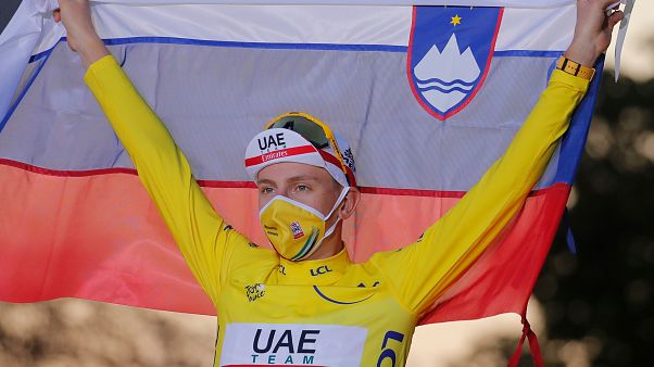 Tadej Pogacar hisse le drapeau slovène pour célébrer sa victoire sur le Tour de France 2020, le 20 septembre 2020 Tadej Pogacar hisse le drapeau slovène pour célébrer sa victoire sur le Tour de France 2020, le 20 septembre 2020