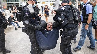 Polizei rägt Protestierende weg