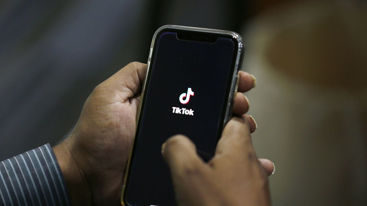 رجل يفتح تطبيق تيك توك للتواصل الاجتماعي على هاتفه الخلوي في إسلام آباد، باكستان. 2020/07/21