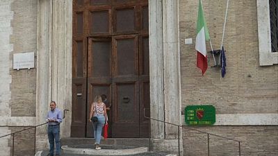 Referendo e eleições regionais a decorrer em Itália