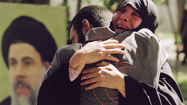 والدة تعانق ابنها بعد خروجه من السجن بعد نهاية الحرب والدة تعانق ابنها بعد خروجه من السجن بعد نهاية الحرب