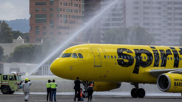 Labores de desinfección en el aeropuerto de Guatemala Labores de desinfección en el aeropuerto de Guatemala