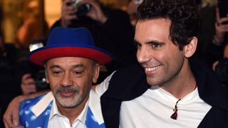 المغني والمؤلف اللبناني مايكل هولبروك بينيمان جونيور المعروف باسم ميكا (على اليمين) يصل إلى عرض أزياء جان بول غوتييه في باريس. 2020/01/22