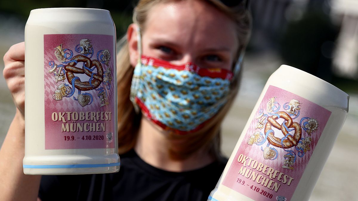 Entre máscaras e litros de cerveja, Baviera brinda à Oktoberfest