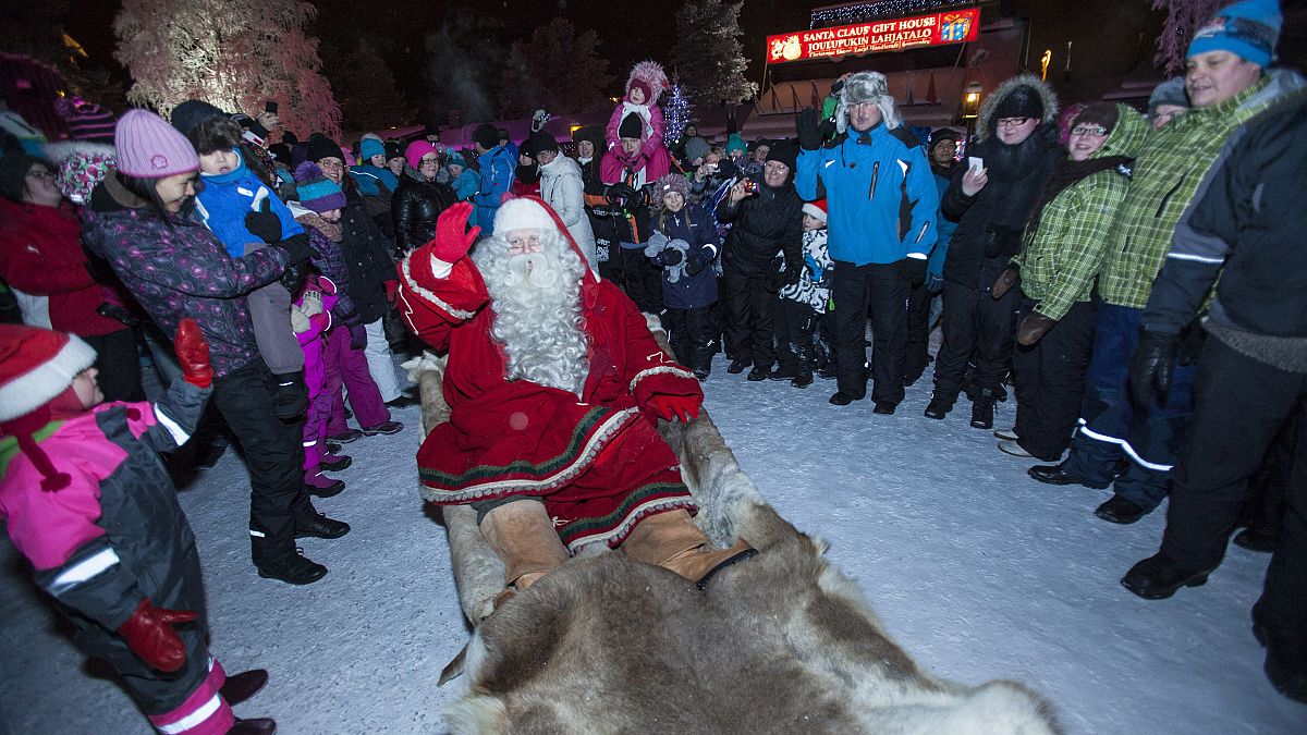 صورة من الأرشيف، يستعد بابا نويل لبدء الرحلة الطويلة إلى الأطفال في أنحاء العالم، قبل ليلة عيد الميلاد بيوم واحد  في روفانييمي، شمال فنلندا