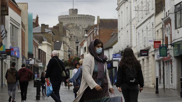 Nuevas restricciones en la vida diaria de los británicos para suprimir un dramático pico en los casos de coronavirus. Nuevas restricciones en la vida diaria de los británicos para suprimir un dramático pico en los casos de coronavirus.