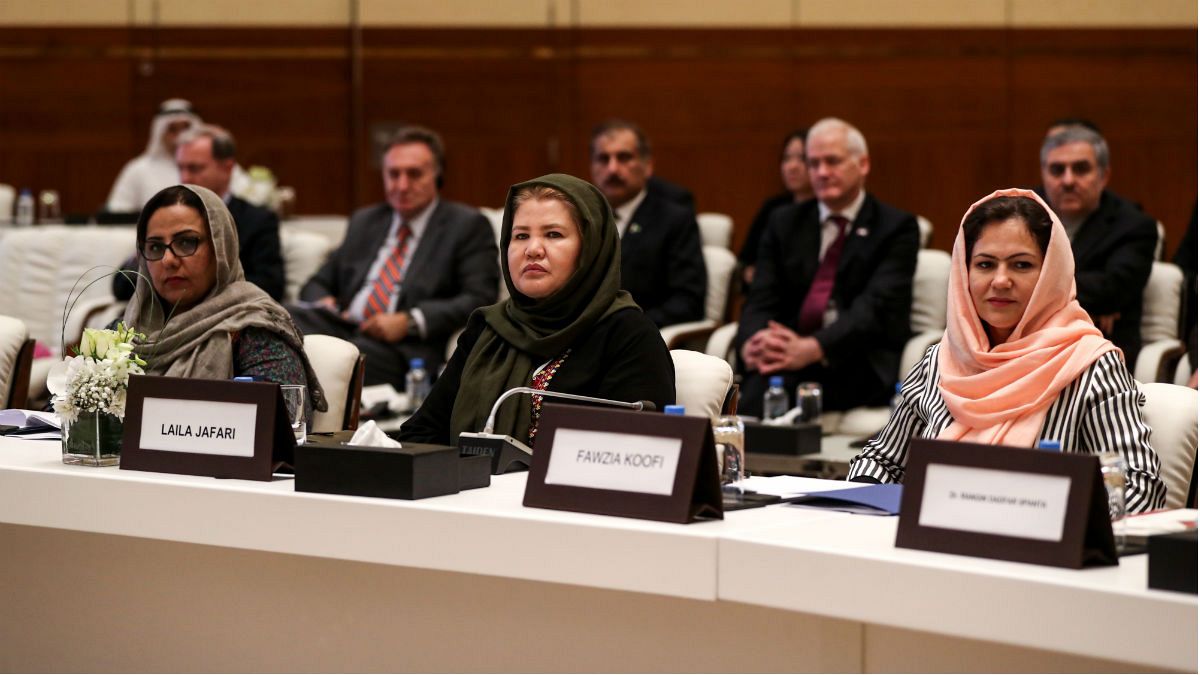 فوزیه کوفی(سمت راست) یکی از زنان عضو تیم مذاکره کننده با نمایندگان گروه طالبان در قطر