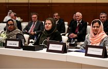 فوزیه کوفی(سمت راست) یکی از زنان عضو تیم مذاکره کننده با نمایندگان گروه طالبان در قطر