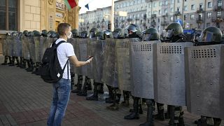 Участник "Марша справедливости" и кордон ОМОН, Минск, 20 сентября 2020 г.