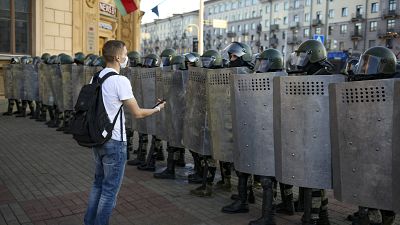 Участник "Марша справедливости" и кордон ОМОН, Минск, 20 сентября 2020 г.