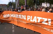 Berlin'de "yerimiz var" pankartı açan göstericiler