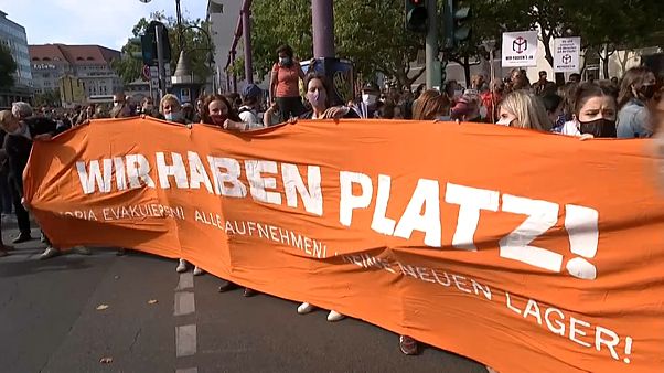 Berlin'de "yerimiz var" pankartı açan göstericiler Berlin'de "yerimiz var" pankartı açan göstericiler