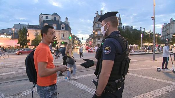 Maske vergessen? 135 Euro - Polizei in Bordeaux greift durch Maske vergessen? 135 Euro - Polizei in Bordeaux greift durch