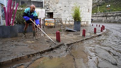 رجل بصدد إزالة الطين بعد الفيضانات في أندوز جنوب شرقي فرنسا. 2020/11/19