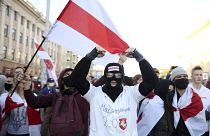 Decenas de miles de bielorrusos que exigían la renuncia del presidente marcharon por la capital el domingo, cuando la ola de protestas del país entraba en su séptima semana.
