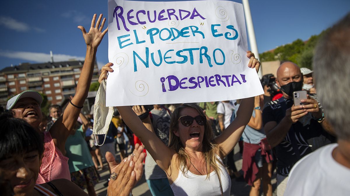 متظاهرون يشاركون في احتجاج على القيود الوطنية لكبح إنشار كوفيد -19 في مدريد