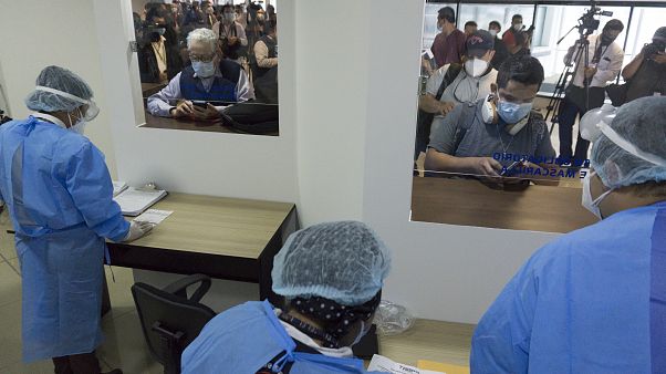 معمل لإجراء اختبارات الكشف عن كوفيد-19 معمل لإجراء اختبارات الكشف عن كوفيد-19