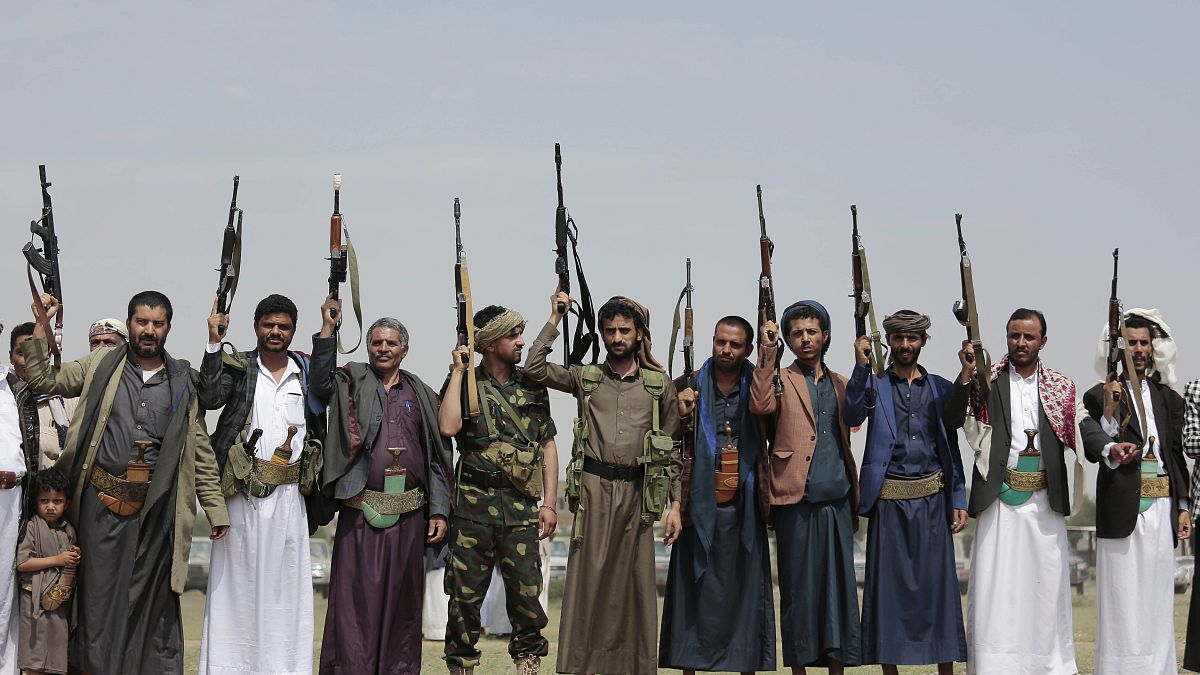 بدو موالون للحوثيين يرفعون أسلحتهم قرب صنعاء رفضاً لاتفاق التطبيع الإماراتي-الإسرائيلي 