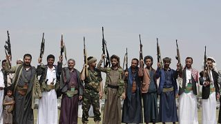 رجال قبائل موالون للحوثيين يرفعون أسلحتهم خلال تجمع في صنعاء، السبت 22 أغسطس 2020