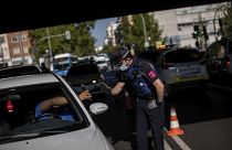 Un policía local detiene un vehículo en un control en Madrid, España