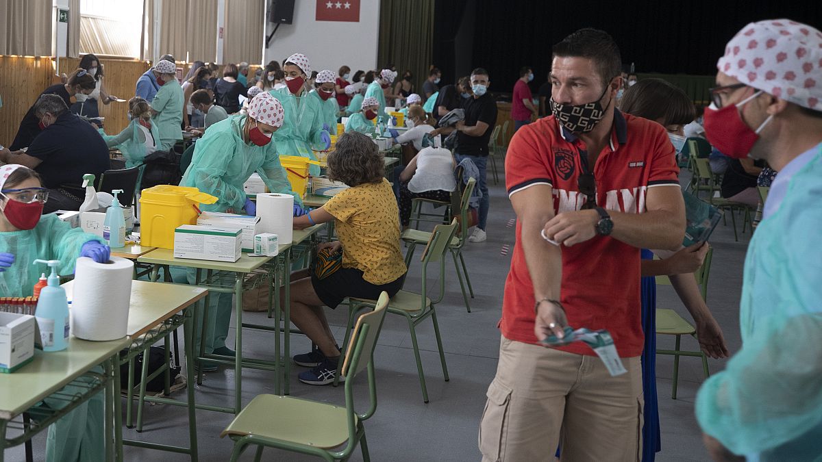 Profesores se someten al test del coronavirus el 2 de septiembre de 2020, en Madrid, España.