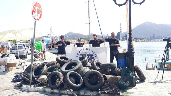 Οι εθελοντές δύτες της We Dive We Clean στο Αλιβέρι Οι εθελοντές δύτες της We Dive We Clean στο Αλιβέρι