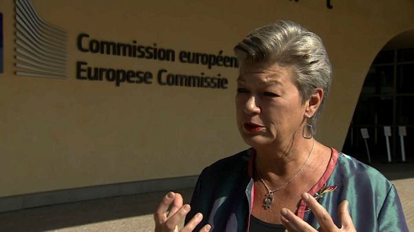 Bruxelas promete pacto que equilibra asilo e repatriação Bruxelas promete pacto que equilibra asilo e repatriação