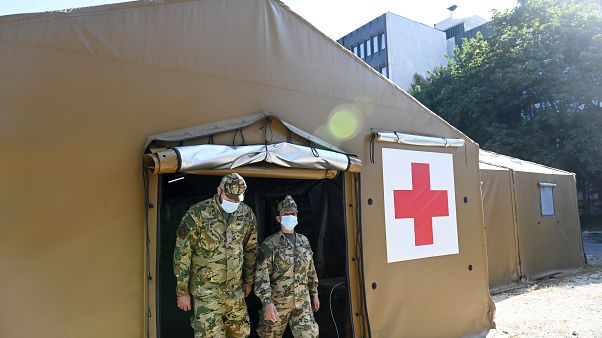 Katonák a sátorrendszernél a Dél-Pesti Centrumkórház udvarán Katonák a sátorrendszernél a Dél-Pesti Centrumkórház udvarán